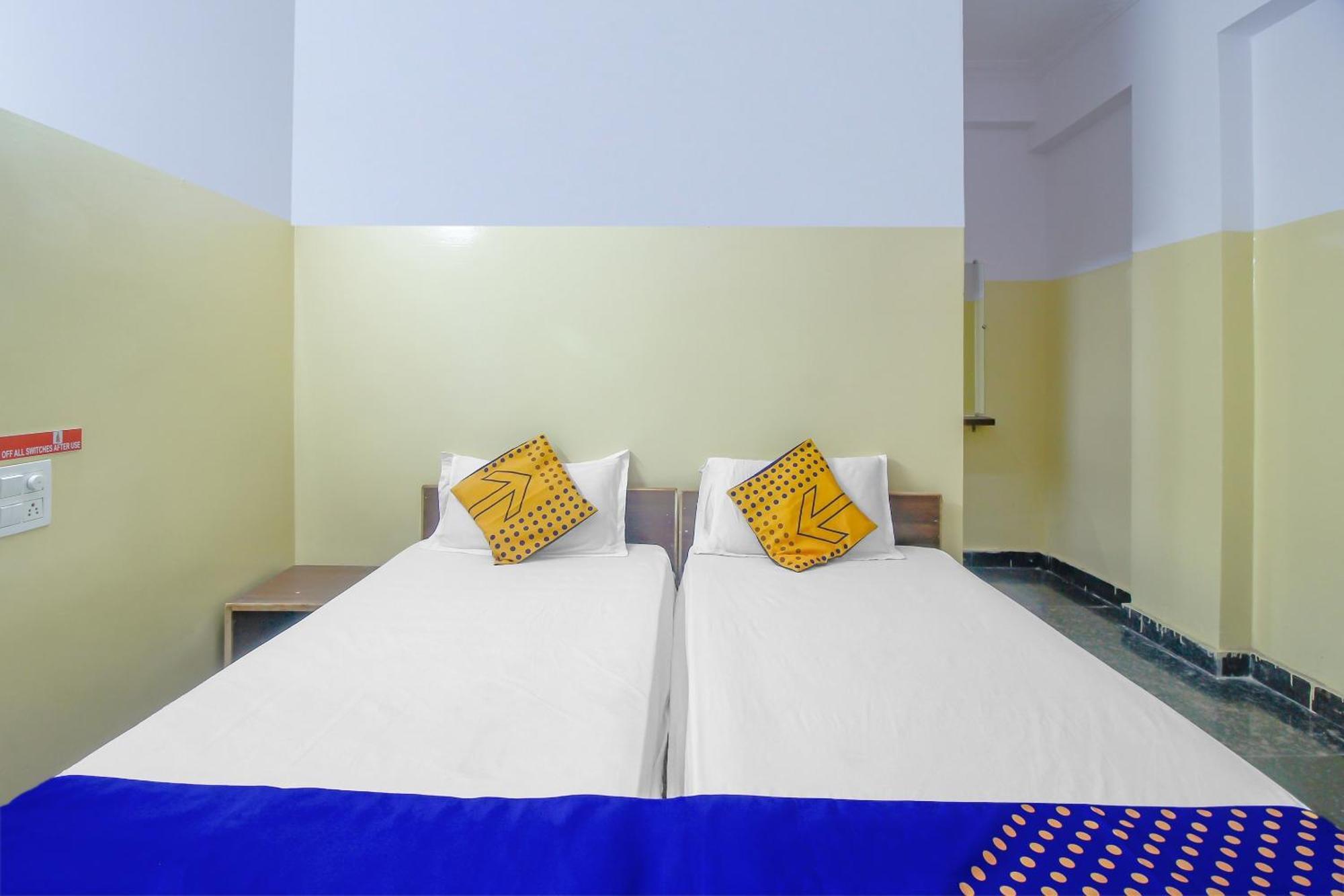 Spot On 81775 Mohit Gokul Lodge New Luxury Room'S Near Secunderabad Railway Station Lālāguda المظهر الخارجي الصورة